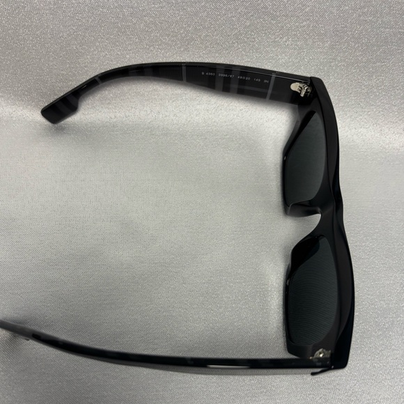 New!!! ♥️🖤 Burberry Black Sunglasses - Picture 8 of 10